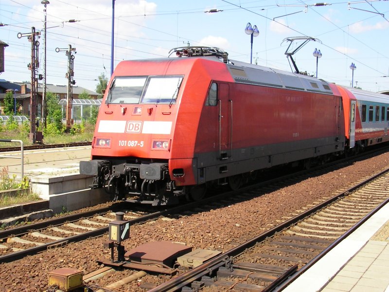 BR 101 087-5 mit dem Euro City Wawel von Hamburg Altona nach Krakow. Hier Abgelichtet bei der Ausfahrt im Bahnhof Lbbenau (Spreewald).