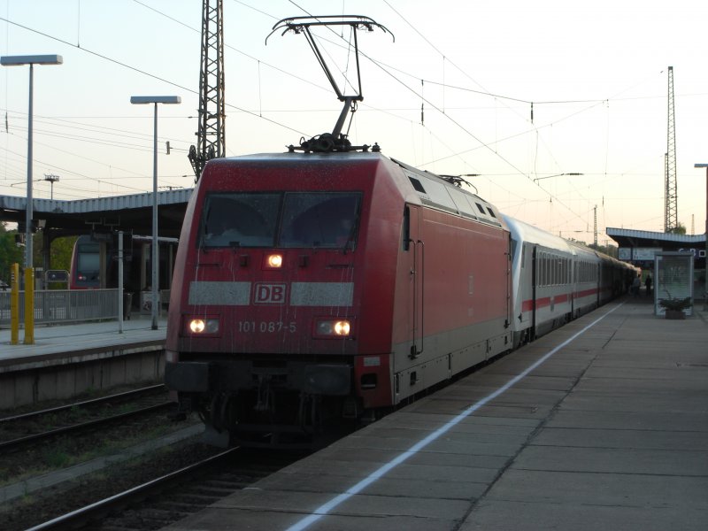 BR 101 087-5 steht am 14.05.08 um 05:50 mit dem IC 2013 (Magdeburg - Oberstdorf) im Magdeburger Hbf. Das Alice Cooper Erscheinungsbild hat die Lok dem waschwtigen Tf zu verdanken, der jetzt den Durchblick haben msste.