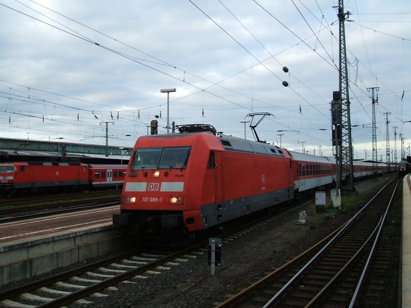 BR 101 089-1 mit CNL 313 und NZ 301 nach Milano /Wien West.kurz
vor der Ausfahrt. (07.09.2007)