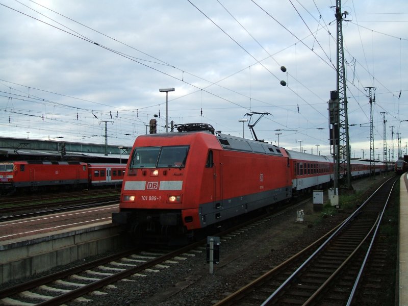 BR 101 089-1 mit CNL 313 und NZ 301 nach Milano /Wien West.kurz
vor der Ausfahrt. (07.09.2007)