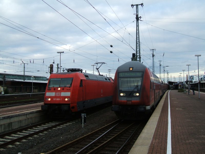 BR 101 089-1 mit FL ,der RE 1 nach Aachen mit Steuerwagen voraus vom Gleis 16 bei der Ausfahrt aus dem Dortmunder Hbf.Danke an den TF der 101 89-1 mit dem CNL 313 und NZ 301 auf Gleis 18 fr das FL! (07.09.2007)