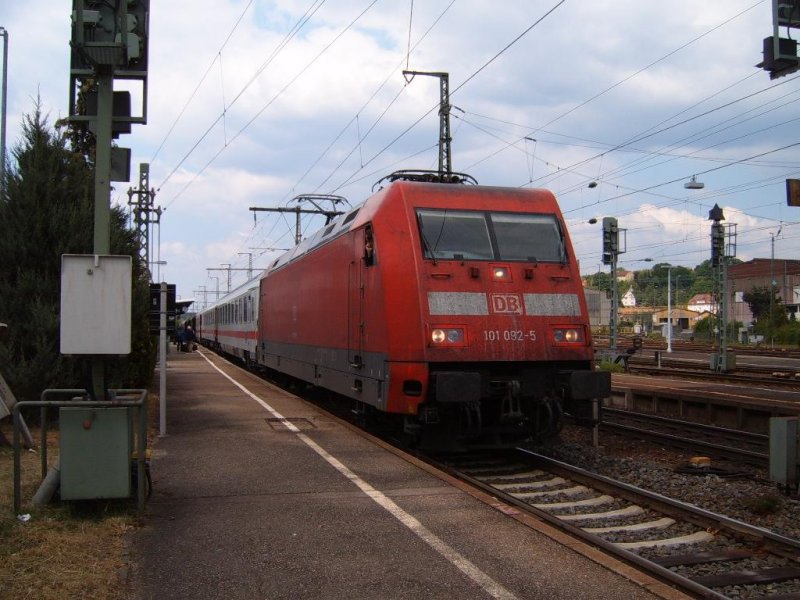 BR 101 092-5 am 06.05.07 mit IC 2066 von Nrnberg HBF nach Karlsruhe HBF, hier in Aalen auf Gleis 1.