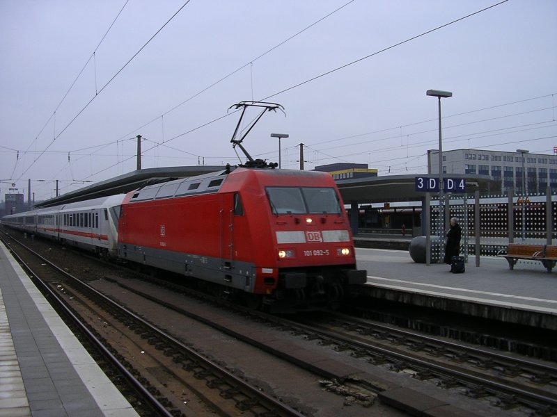 BR 101 092-5 vor dem Steuerwagen des IC 2013 nach Oberstdorf
vorgespannt.Bochum Hbf.(24.02.2008) 