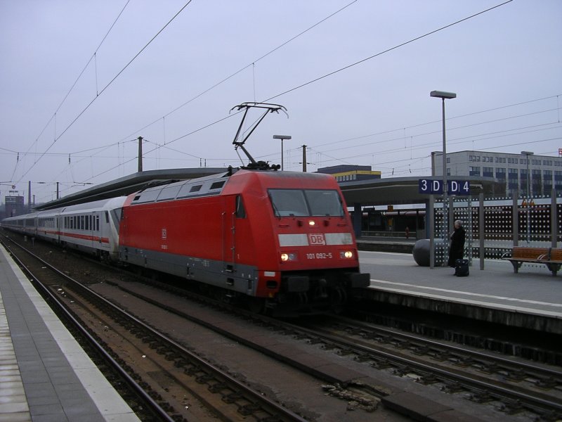 BR 101 092-5 vor dem Steuerwagen des IC 2013 nach Oberstdorf
vorgespannt.Bochum Hbf.(24.02.2008) 