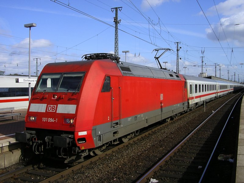 BR 101 094-1 mit IC 2027 nach Franfurt/Main Hbf. am Haken.
(02.03.2008)