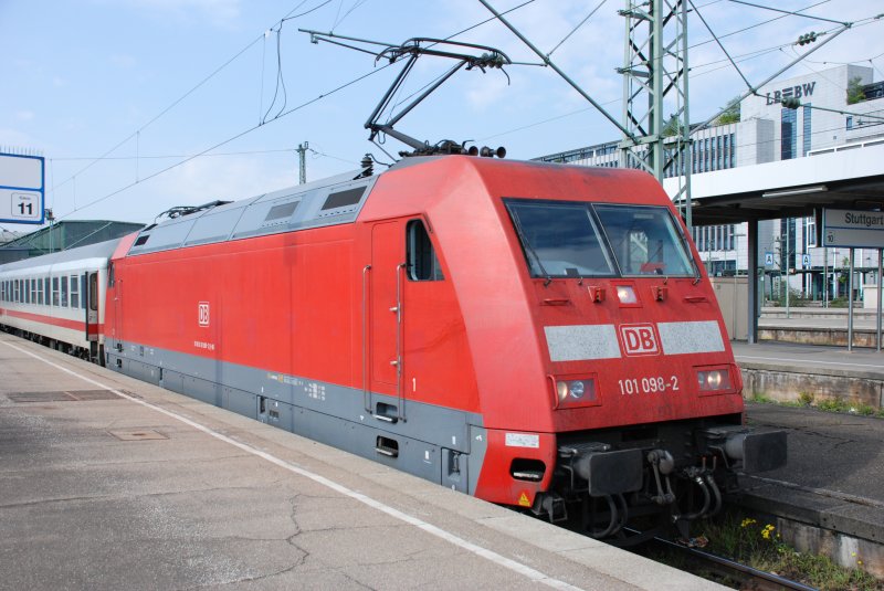 BR 101 098-2 beim Kuppelvorgang. 