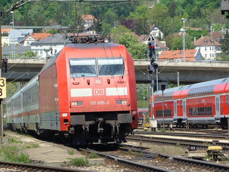 BR 101 098-2 mit InterCity 2369 (+5) hat am 10.05.08 Einfahrt in den Bahnhof Ulm Hauptbahnhof.