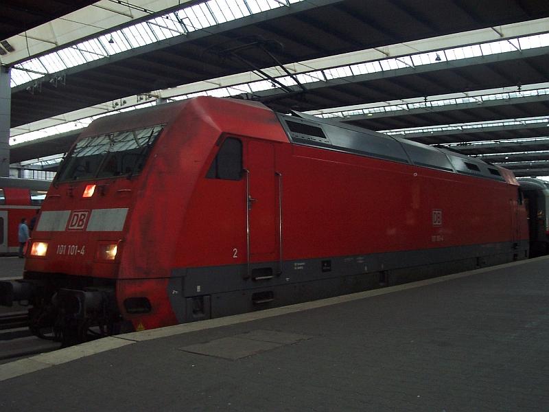 BR 101 101-4 am Bahnhof Mnchen, angekommen im Dezember 2004 mit einem IC aus Frankfurt/Main. Wartet auf Ausfahrt ins BW.