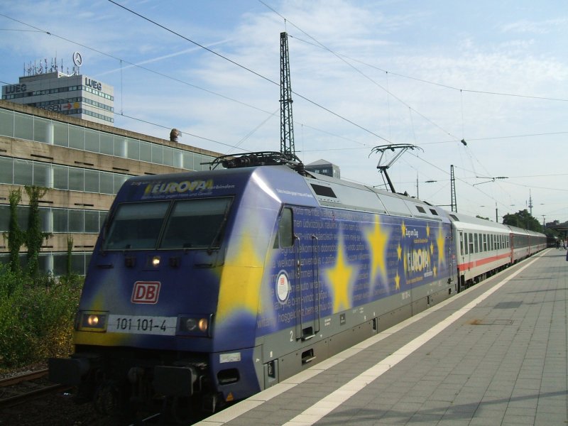 BR 101 101-4  Europa  mit EC 101 Von HH Altona nach Chur
in Bochum Hbf. bei der Ausfahrt.
Fahrzeit HH Altona ab 6:32,in Chur an 18:43Uhr an.