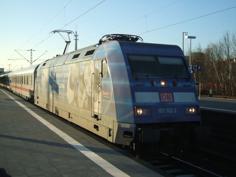 BR 101 102-2 mit IC 434 von Luxembourg nach Nordeich Mole,
auf Gleis 5 in Gelsenkirchen Hbf.,bei der Ausfahrt.(16.12.2007)