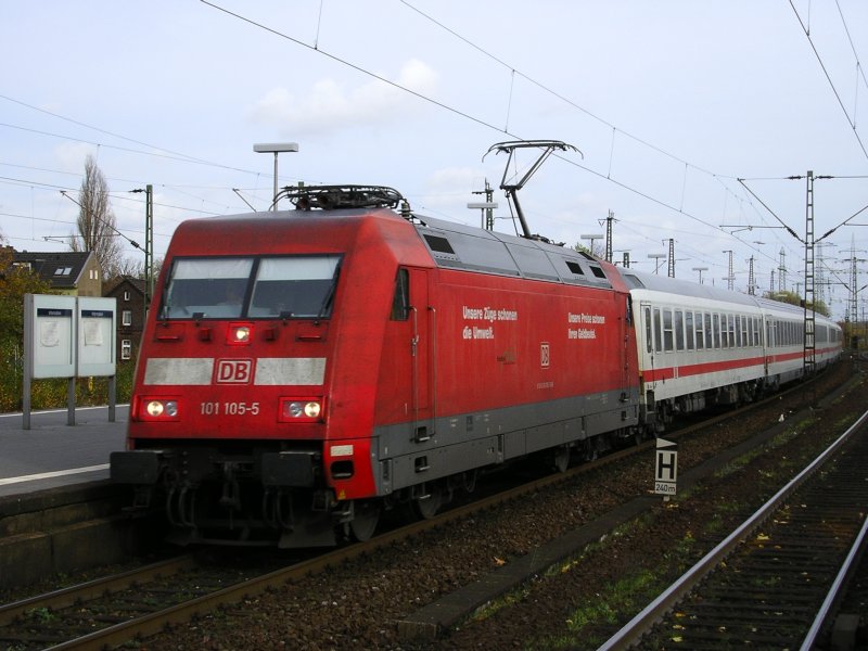 BR 101 105-5 mit IC 434 von Norddeich Mole nach Luxenburg,
Einfahrt in Gelsenkirchen Hbf.,dieser Zug endet aber schon in Koblenz Hbf.,wegen Gleisbauarbeiten.(09.11.2008)