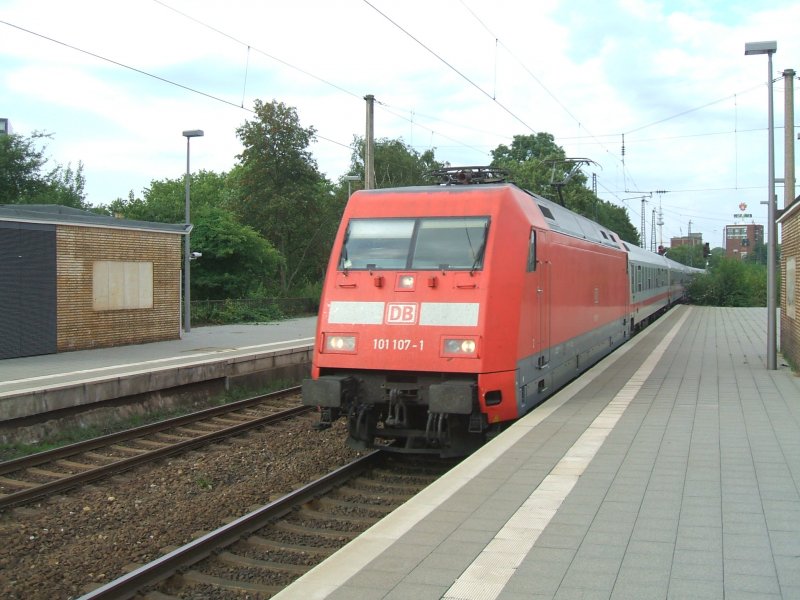BR 101 107-1 mit IC 2213 nach Stuttgart bei der
Einfahrt im Bochumer Hbf.