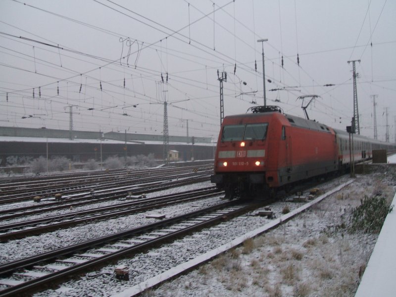 BR 101 110-5 mit FL und dem IC 2311 nach Heidelberg am Haken,
bei bei der Ausfahrt aus Dortmund Hbf.,Gleis 16,ein Dankeschn
an den netten TF.(20.12.2007) 