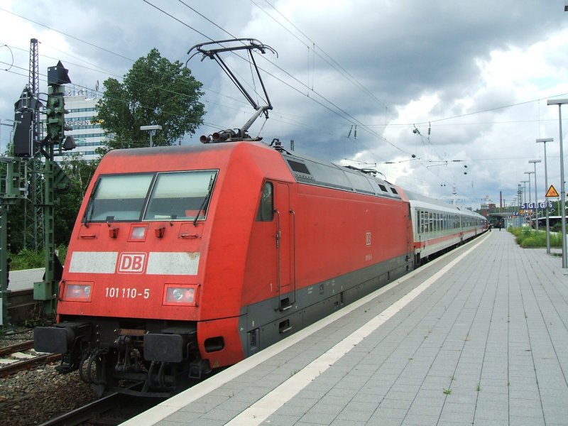 BR 101 110-5 schiebt den IC 2112 von Stuttgart Hbf. zum Kurzhalt in den Bochumer Hbf.,im Vorspann war eine BR 120 