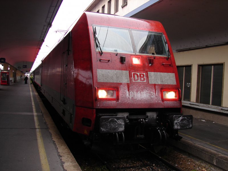BR 101 111-3 mit EuroNight 429  Donau-Spree-Kurier  im Bahnhof Wien Westbahnhof. Wie man sieht hat es schon geschneit. Zwischen Linz und Wien war alles wei. Aufgenommen am 20.10.2007