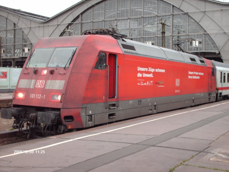 BR 101 112-1 zog InterCity 2038 von Leipzig Hbf nach Oldenburg(Old), wo er dort 16.23 Uhr ankommen wird.(aufgenommen am 09.12.2006 in Leipzig Hbf)