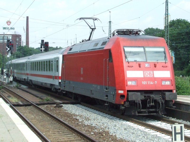 BR 101 114 zieht einen IC aus Richtung Dortmund in den Bochumer Hauptbahnhof. (23.06.2008)