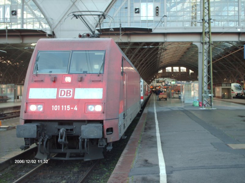 BR 101 115-4 zog einen Ersatzzug von Leipzig Hbf nach Magdeburg Hbf weil ein IC Ausgefallen ist(Grund: Streckensperrung). Komisch ist, dass diese Zge nur aus 1.Klasse Wagen besteht.