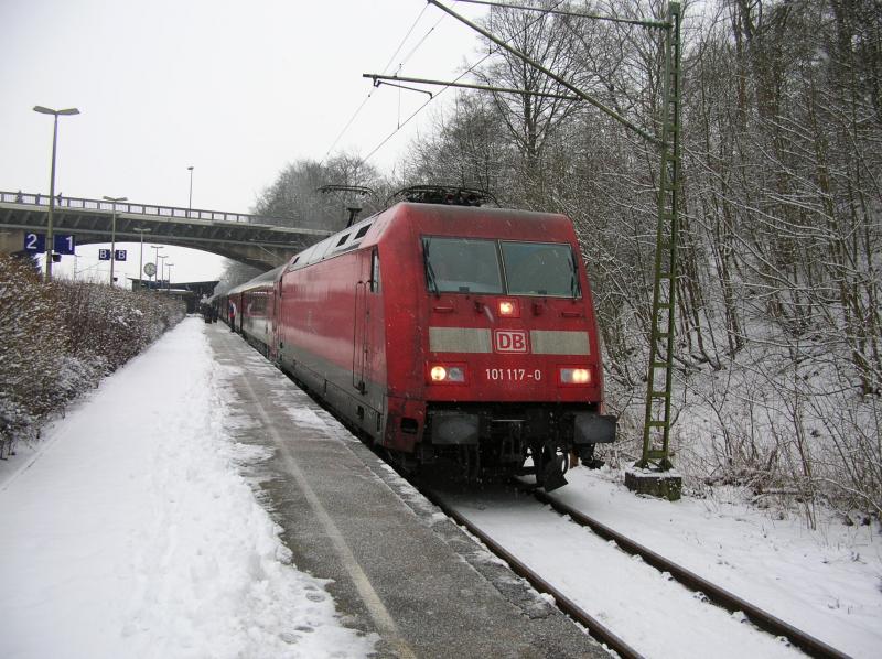 BR 101 117 hat gerade den EC 371 Arhus-Prag aus Padborg ber die deutsch/dnische Grenze nach Flensburg gebracht, wo es gerade ziemlich stark schneit. 