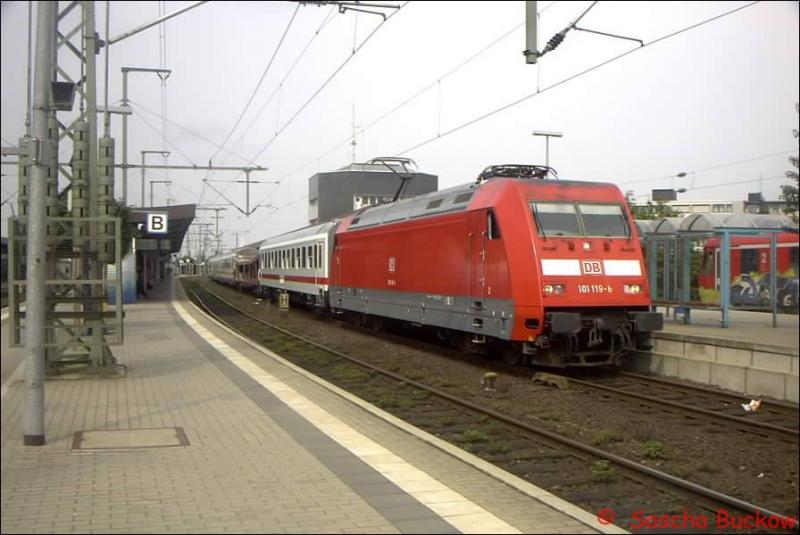 BR 101 119-6 bringt umgebaute und untersuchte Wagen aus dem Werk Neumnster im Sommer 2002 nach Hamburg-Langenfelde. Hier bei der Durchfahrt durch Neumnster.