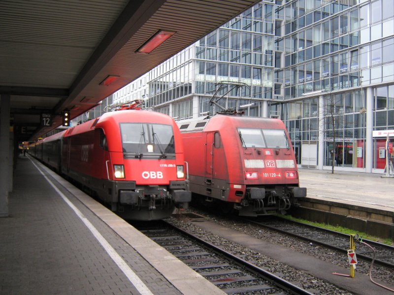 BR 101 120-4 und BR 1116 258-3 BB nebeneinander im Hauptbahnhof Mnchen. Erstunlich, dass die BB es immer schafft, dass ihre Loks wie aus dem Ei gepellt aussehen! ;)