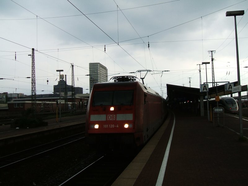 BR 101 120-.4 mit IC 2012 nach Hannover,mit FL bei der
Ausfahrt um 18:28Uhr aus dem Dortmunder Hbf.Dank an den TF
fr`s FL.(01.09.2007)