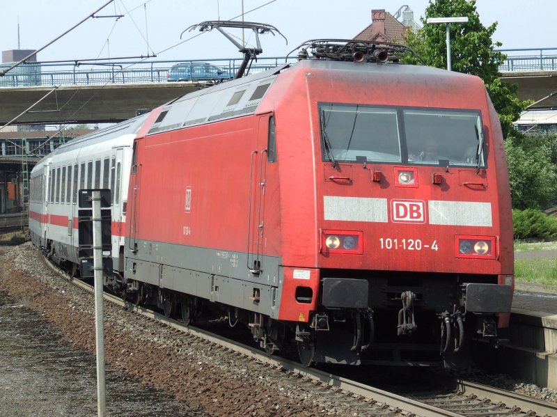 BR 101 120-4 zieht einen IC aus HH-Harburg in Richtung Sden am 06.08.2008.