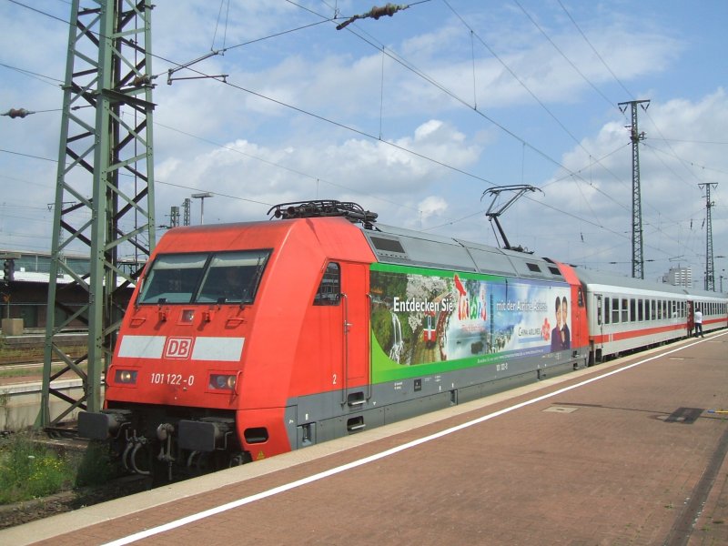 BR 101 122-0 mit IC 2115 in Dortmund Hbf. bei der
Ausfahrt nach Stuttgart.