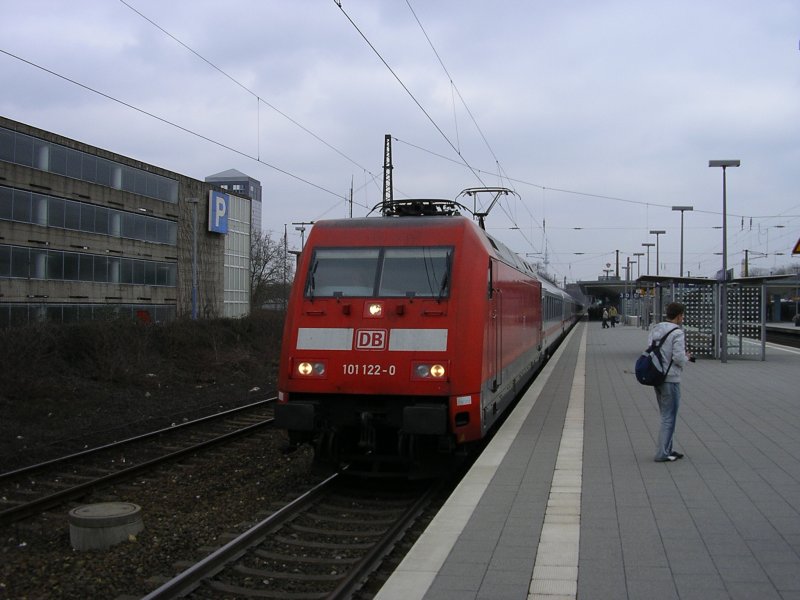 BR 101 122-0 mit IC 2115 nach Stuttgart erreicht Bochum Hbf.,Grsse an den Lokfhrer(24.02.2008)