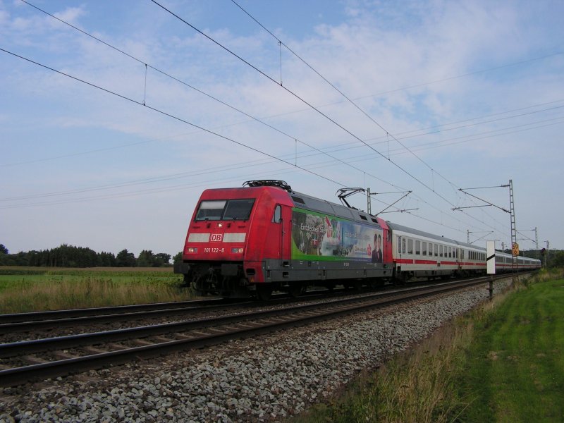 BR 101 122-0 in der  Taiwan -Werbelackierung am 2.9.06 vor einem IC nach Leipzig!