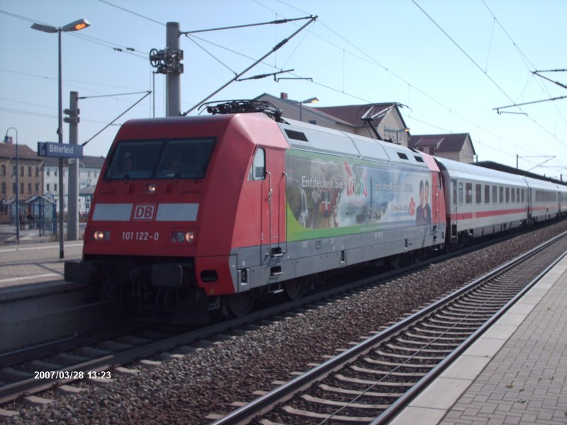 BR 101 122-8  China Airlines  zog am 28.03.2007 den IC 2457  Strelasund  von Dsseldorf Hauptbahnhof nach Ostseebad Binz. Hier trifft sie gerade mit 8 Minuten Versptung in den Bahnhof Bitterfeld ein. Die Versptungen kamen durch die Bauarbeiten in den Bahnhof von Halle(Saale). Aber auch hier in Bitterfeld waren am 28.03.2007 Bauarbeiten.
