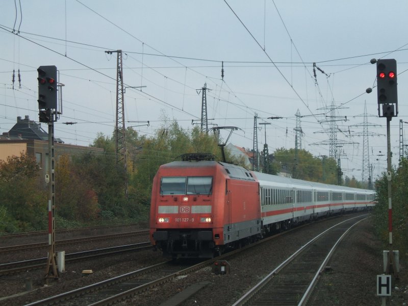 BR 101 127-9 mit IC 436 von Norddeich Mole nach Luxenbourg.
(24.10.2007)