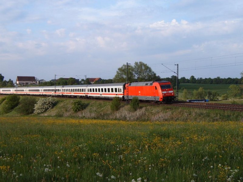 BR 101 127 zieht einen InterCity von Nrnberg HBF nach Karlsruhe HBF, hier hinter Goldshfe, am 03.05.07 aufgenommen.