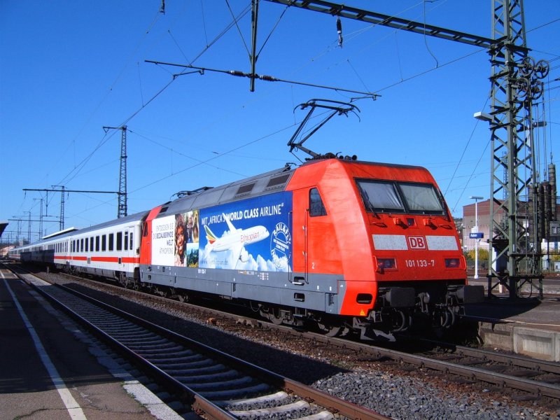 BR 101 133-7  Etiopian Airlines  schob am 15.04.07 den IC 2161 von Karlruhe HBF nach Nrnberg HBF. Hier auf Gleis 2 des Aalener Bahnhofs.