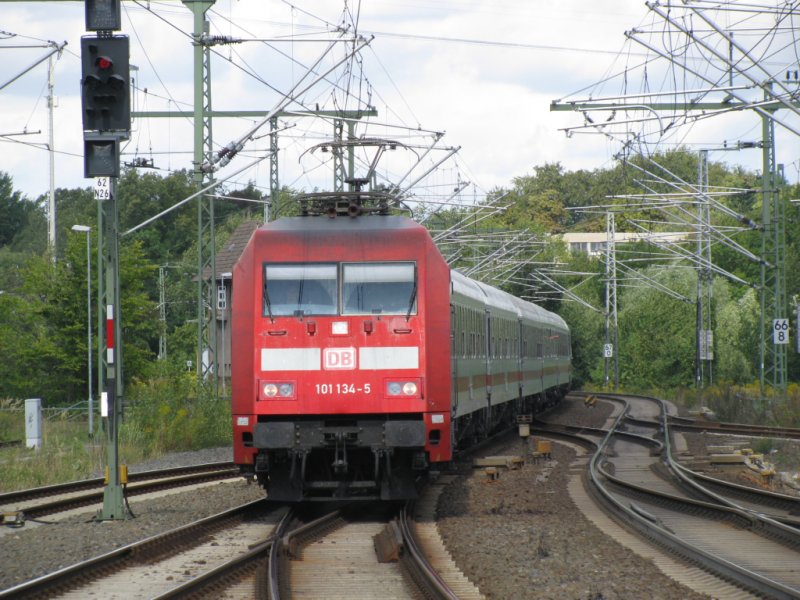 BR 101 134-5 -DB AG- mit IC 1805 fhrt am Gleis 3 ein, Schwerin Hbf, 29.08.2009
