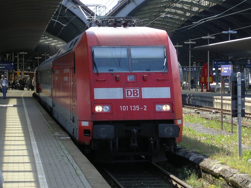 BR 101 135-2 mit IC 2049 Kln - Leipzig beim Halt in Hagen Hbf.
(04.05.2008)