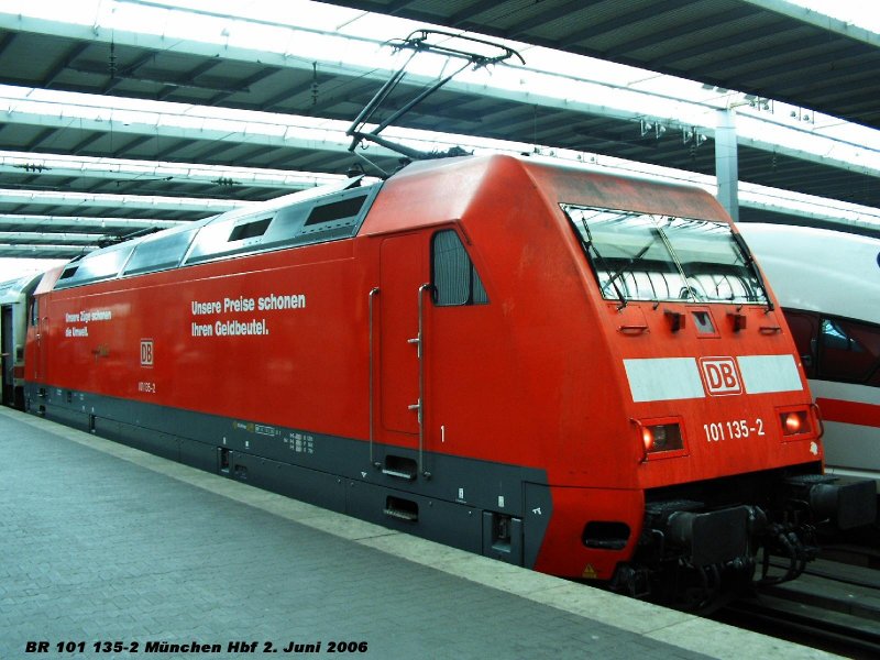 BR 101 135-2 schiebt am 02.06.2006 einen Intercity, hier vor der Abfahrt im Mnchner Hauptbahnhof