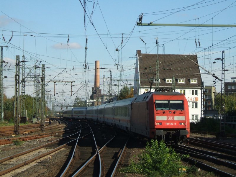 BR 101 136-0 (frher Werbelok  Klaus Tschira Preis,Wissen zieht )
mit IC 2029 von HH Altona nach Passau ,Einfahrt in den Dortmunder Hbf.,Gleis 11.(20.10.2007)