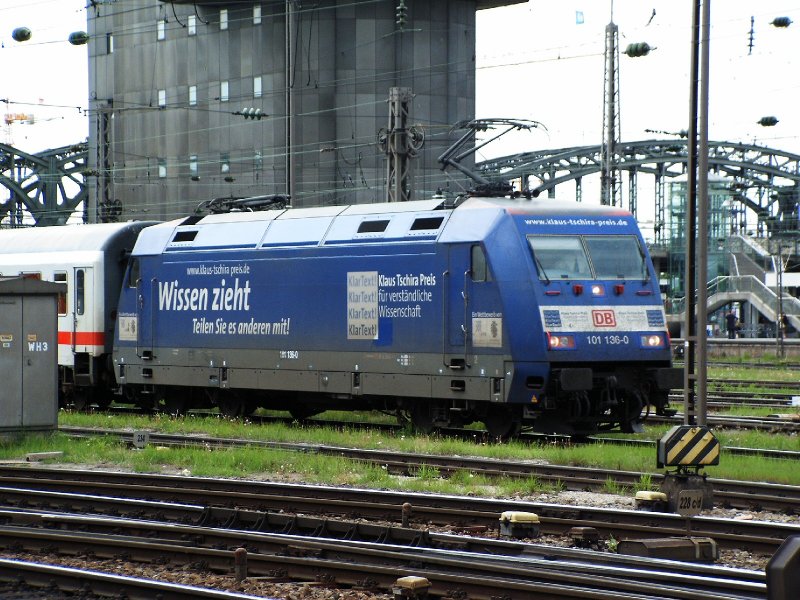 BR 101 136-0  Wissen zieht , hier am 13.05.2006 bei der Einfahrt in den Mnchner Hbf