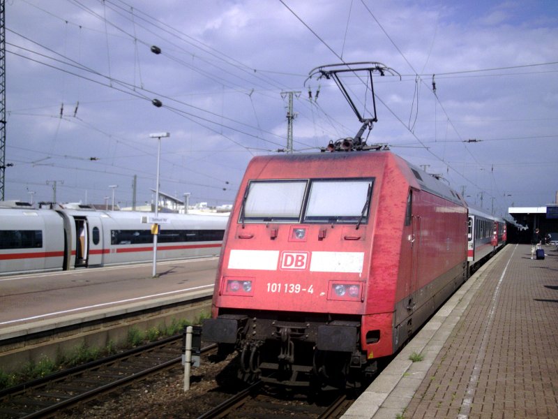 BR 101 139-4 im Schub des IC 2112 von Stuttgart nach Hamburg,auf
Gleis 10, links der bereitgestellte ICE 3  Bergisch Gladbach 
und  Ravensburg  nach Mnchen Hbf auf Gleis 16 in Dortmund Hbf.
(16.08.2007)