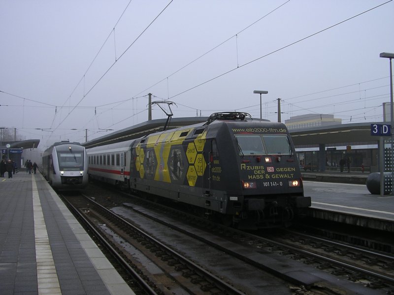 BR 101 141-0  Gegen Hass und Gewalt mit IC 2156 von Leipzig nach Dsseldorf Hbf. bei der Einfahrt auf Gleis 3 im Bochumer Hbf.,links der ABELLIO Lint  Bochum  als RB 46 ,Nokia-Bahn,abweichend auf Gleis 2,da der  Zug der Erinnerung  fr seine Besuchszeit im Bochumer Hbf.,Gleis 1(Stumpfgleis) fahrplanmig fr RB 46 Nokia-Bahn
in Ansruch nimmt.(14.02.2008)  