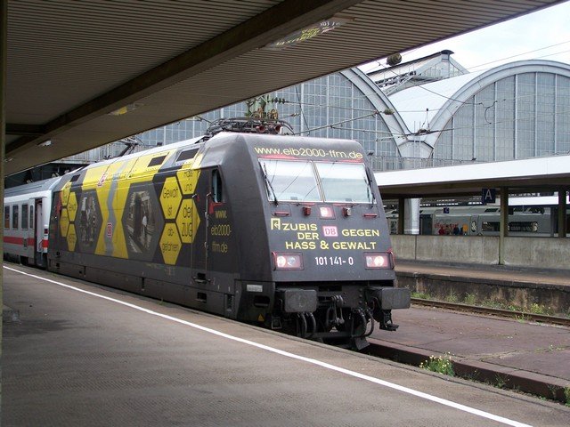BR 101-141-0 steht in Karlsruhe bereit zur Fahrt als IC nach Stuttgart