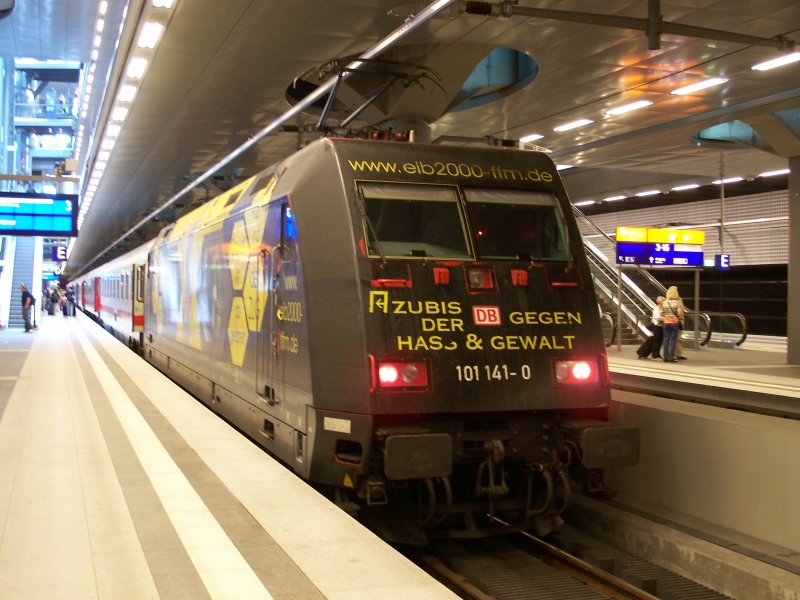 Br 101 141  Azubis der DB gegen Hass und Gewalt  steht am 01.06.07 mit ihrem IC in Berlin HBF.