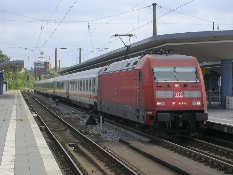 BR 101 143-6 mit IC 2156 von Erfurt nach Dsseldorf,Einfahrt in Bochum Hbf.Seit kurzer Zeit werden hier alle Ansagen von einer weibliche Computerstimme angesagt.Manchmal amsant wenn ein Zug zur Einfahrt angekndigt wird  Bitte Vorsicht bei der Einfahrt und dieser steht schon am Bahnsteig.Aber durch das neue Ansagesystem werden auch S-Bahnen angekndigt,da was frher scheinbar nicht mglich war.(04.09.2008)