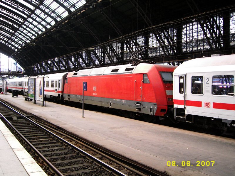 BR 101 als Zwischenlok in einem IC in Kln HBF