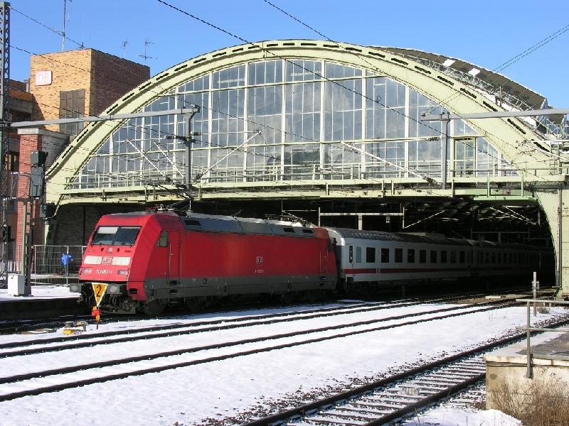 BR 101 in Berlin Ostbahnhof im Februar 2005