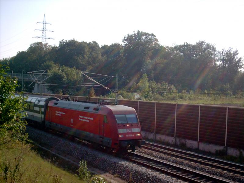 BR 101 (mit DB Eigenwerbung) und dem EC 6, auf der NBS S-MA, bei KM 13,4(nahe Schwetzingen). Der hier ca. 200 km/h schnell fahrende Zug wurde am 4.9.04 fotgrafiert.