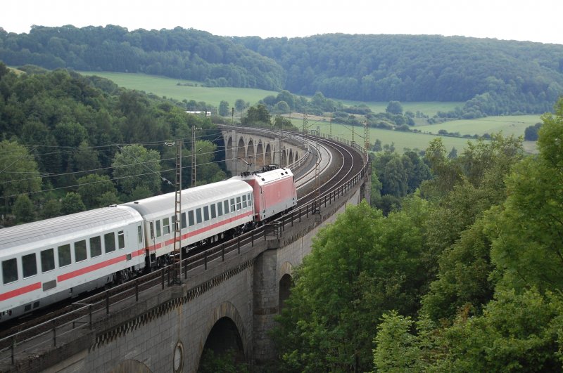 Br 101 mit dem IC 2150 von Stralsund nach Dsseldorf Hbf am 25.06.09 bei der berquerung des Bekeviaduktes kurz hinter Altenbeken.