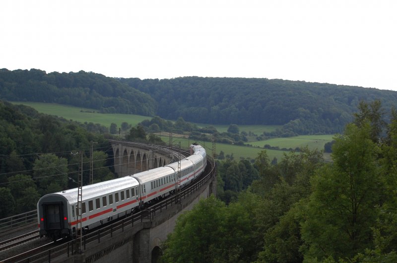 Br 101 mit dem IC 2150 Stralsund - Dsseldorf Hbf am 25.06.09 bei der berquerung des Bekeviaduktes hinter Altenbeken.