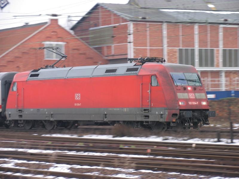 BR 101 mit einem IC nach Halle/Saale bei der Ausfahrt in Kthen